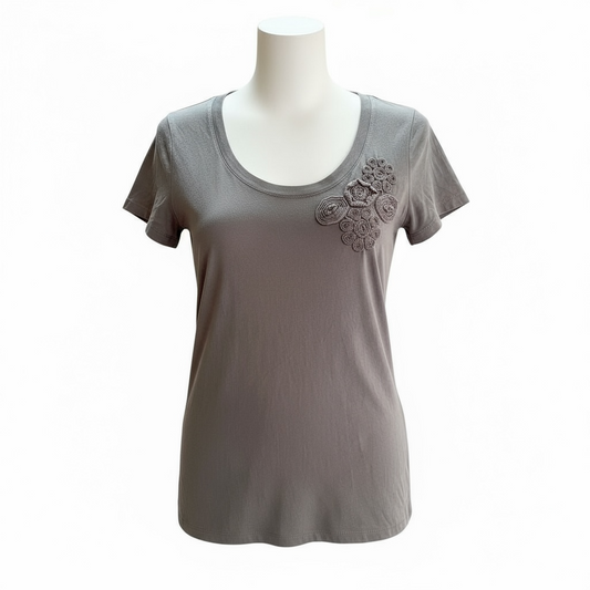 Blusa Casual Gris con Detalle Floral – Talla XL (Única Pieza)
